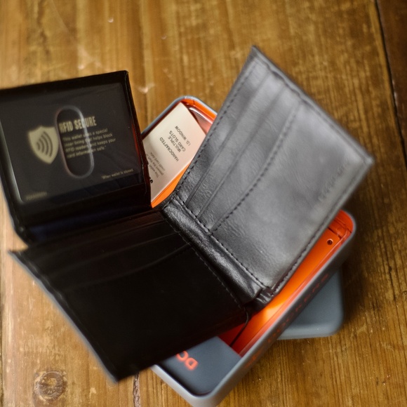 Dockers Bifold Black Leather Wallet - Picture 5 of 9